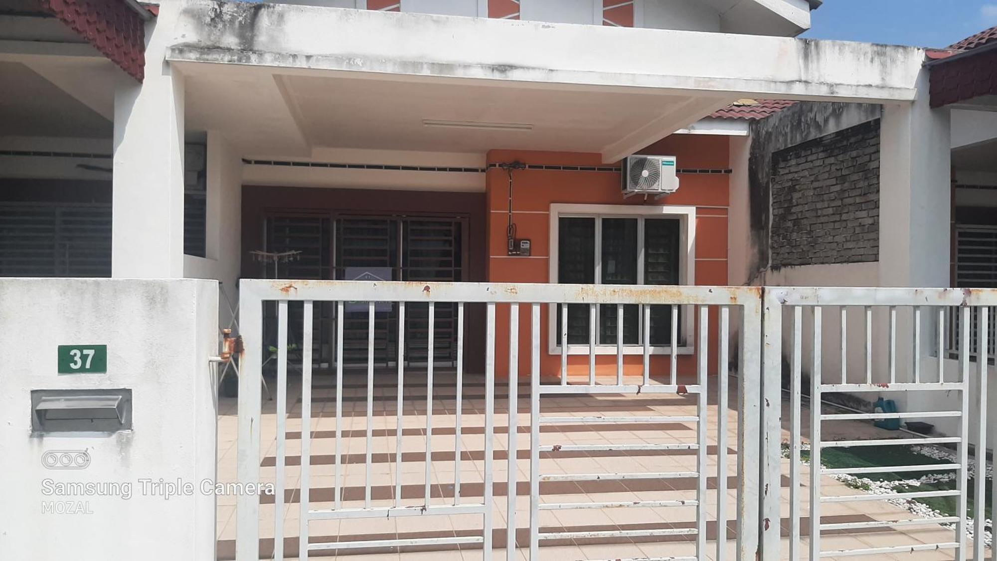 Fj Holiday home Seri Iskandar